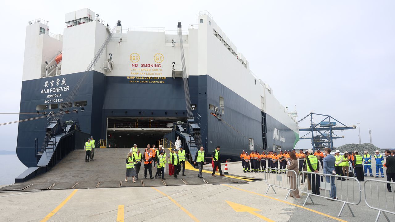 Galicia y la china SAIC fortalecen su alianza en el desembarco inaugural de coches en Ferrol: «Que sea como las olas del mar: fuerte e imparable»