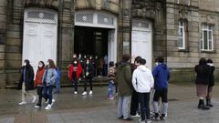 Alumnos del IES Valle Incl�n de Pontevedra, el pasado lunes, tras la vuelta a las aulas