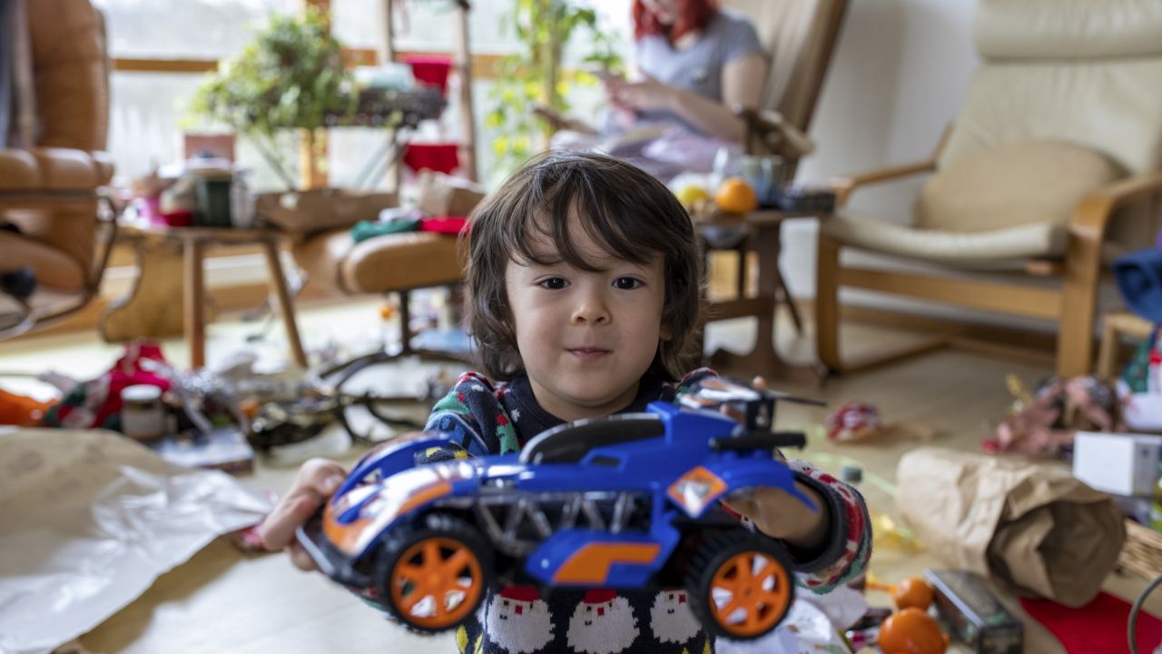 子ども向けの「ユーチューバー」がおもちゃの過剰な蓄積を奨励