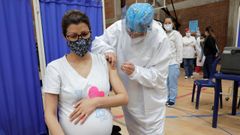 Una mujer embarazada recibe una dosis de la vacuna de Pfizer en Bogot�, Colombia