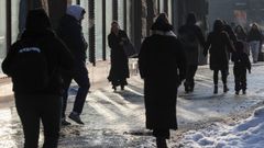 Gente caminando este viernes por las heladas calles de Kiev, tras los ataques rusos.
