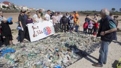 Una de las limpiezas promovidas por Mar de F�bual en Camelle, donde tiene su sede