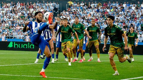 Aubameyang saca un centro ante la mirada de varios defensores b�ticos.