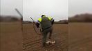Un momento del video que recoge la agresin de un cazador a un zorro herido