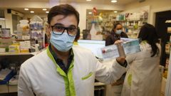 Francisco Torres, de la Farmacia Campolongo, en Pontevedra, donde se despachan los nuevos test salivares