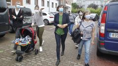 La candidata del BNG, Ana Pont�n, el mi�rcoles en el barrio de Recimil, en Ferrol