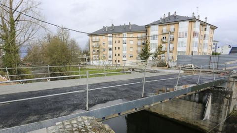 Ponte Ribeira es ahora una pasarela metálica provisional que podrá funcionar solo cuatro años