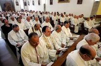 <span lang= es-es >M�s bodas de oro que ordenaciones</span>. Prueba de la falta de sacerdotes es que la mayor parte de los curas de la di�cesis han celebrado sus bodas de plata o de oro (una conjunta, en imagen).