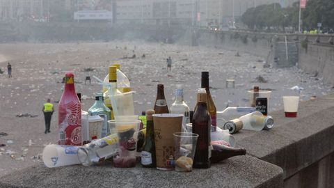 Las playas de Riazor y Orz�n amanecen llenas de basura tras la noche de San Xo�n