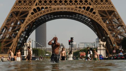 Varias personas intentan combatir las temperaturas refresc�ndose en las fuentes del Trocadero, con la Torre Eiffel al fondo, durante la hist�rica ola de calor que asola a la capital francesa. Debido a los intentos de la poblaci�n por mitigar el calor, las autoridades contabilizan decenas de ahogamientos en zonas de ba�o sin vigilancia en Francia o Alemania.