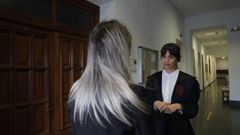 La v�ctima, de espaldas, este jueves en Ourense con su abogada, Alba Feix�o
