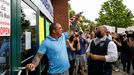 Protesta delante del negocio de Bobby Catone de bronceado por abrir su local de Nueva York pese a la pandemia 
