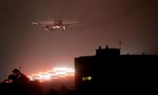 Un avi�n llegando al aeropuerto de Alvedro en horario nocturno. 