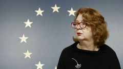 La eurodiputada liberal estonia Yana Toom, presidenta de la delegaci�n de eurodiputados que durante tres d�as ha analizado la inmersi�n ling��stica en dos escuelas catalanas, durante la rueda de prensa que ha ofrecido este mi�rcoles en la que ha afirmado que ha echado en falta datos del Govern sobre los alumnos que tienen un 25 % de ense�anza en castellano y si la presunta exclusi�n de esta lengua afecta al resultado del informe PISA.