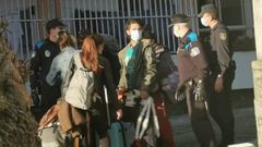 Manifestaci�n vecinal contra una casa okupada en el barrio de las Flores