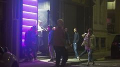 Imagen del Pub Colours en la medianoche de este viernes. Este local, situado en la r�a da Estrela carballesa, no acumula sanci�n administrativa municipal alguna en lo que va de 2018.