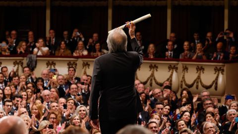 El cantautor y compositor Joan Manuel Serrat enseña al público el Premio Princesa de Asturias de las Artes durante la ceremonia de entrega de los Premios Princesa de Asturias, este viernes en el Teatro Campoamor de Oviedo