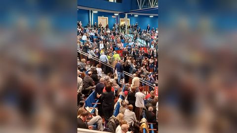 Momento del desmayo de una mujer durante la intervenci�n de Pedro S�nchez en el congreso nacional del PSdeG