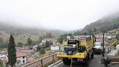 Vista esta maana del pueblo de Caunedo, afectado por un incendio ayer, con niebla y temperaturas ms bajas