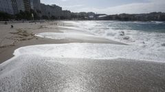 El mar �se come� las playas de Riazor y Orz�n