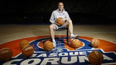 Carles Marco posa en el Coliseum antes de la final a cuatro por el ascenso a la Liga Endesa.