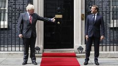 Foto de archivo de Boris Johnson y Emmanuel Macron, quienes hablaron en Roma del conflicto pesquero en el Canal de la Mancha, pero difundieron versiones encontradas sobre las conversaciones