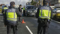 Un control para vigilar el cumplimiento del cierre perimetral en la calle Cruceiro da Coru�a de Santiago