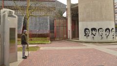 Sergio G�mez, junto a la iglesia de San Francisco de As�s, donde hay un mural que recuerda a las v�ctimas del 3 de marzo.