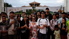 Un grupo de jvenes nepales cantan el himno nacional en Katmand.