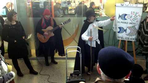 Tania Gonz�lez escucha al �ciego� con su romance reivindicativo