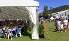 La carpa instalada se llen� para degustar la comida popular incluida en el programa. 
