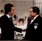 � esquerda, Xos� Espa�a tocando o piano na s�a vivenda de Cesp�n. Sobre estas li�as, o boirense cando participou coa banda infantil de Tarago�a no programa da Televisi�n Espa�ola �300 millones�, a finais da d�cada dos 70. 