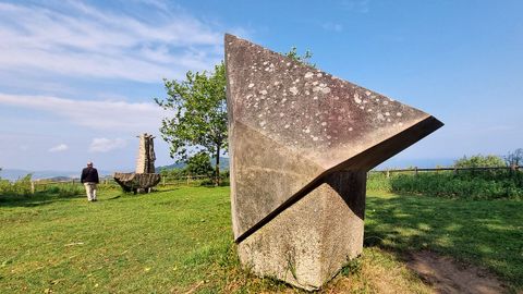 En el Alba, Cepudo y en torno del auditorio de Valadares se pueden ver varias esculturas 