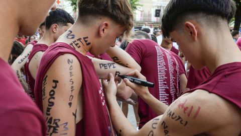 Las pandillas lucieron las camisetas que disearon para esta edicin de la Festa do Pulpo