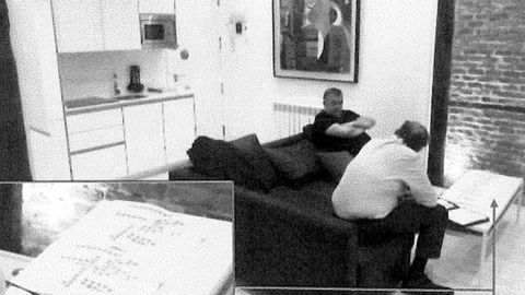 Imagen de Santos Cerdn (de negro) y un directivo de Acciona reunidos en un piso de Madrid que figura en el informe de la UCO