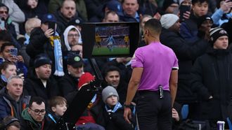 Farai Hallam revisa una acci�n en el VAR durante un partido entre el City y los Wolves. 