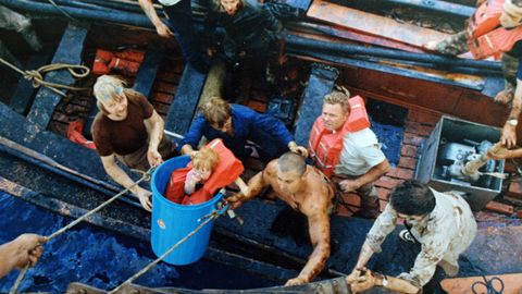 El valgués Manuel Blanco y sus compañeros del Cabo San Vicente asistieron a los tripulantes del barco que encontraron hundiéndose en llamas en medio del mar
