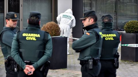 Investigadores de la Guardia Civil, en el hotel de Bastiagueiro (Oleiros) donde ocurrieron los hechos en la madrugada del 1 de enero del 2021