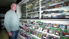 Tom�s Garrido, en la tienda de V�zquez Lescaille en Vilagarc�a desde la que ilustr� musicalmente a generaciones de arousanos