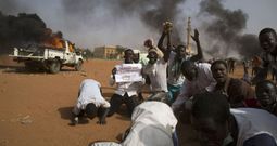 Uno de los grupos de manifestantes que sembraron ayer el terror en las calles de Niamey, la capital de Niger. 