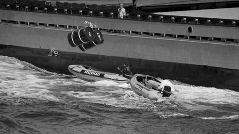 Greenpeace recordó ayer su relevante papel para entorpecer el vertido de bidones frente a las costas gallegas, incluso con riesgo para la vida de sus activistas.