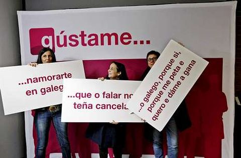 Estudantes e profesores da Universidade posaron cunha morea de raz�ns para falar galego.