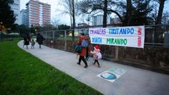 Una de las dos pancartas que la ANPA de la escuela infantil Crespo Rivas de Pontevedra instal� en la valla por la falta de calefacci�n