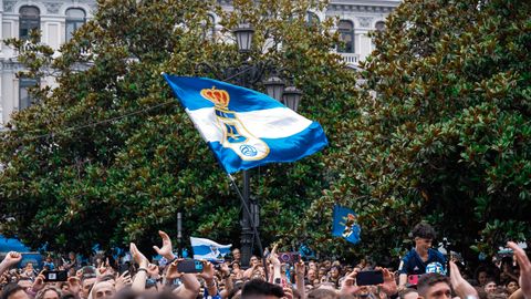 Cientos de personas durante la celebración del ascenso a Primera División del Real Oviedo
