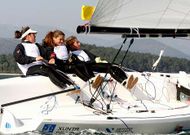 Echegoyen -izquierda-, con su tripulaci�n frente a Cortegada en el Campeonato de Espa�a 2011.