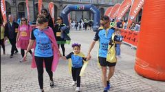 Leti, La, Kike y Alba, entrando en la meta de una carrera en A Corua, en mayo del 2023