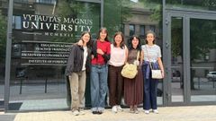 Las cuatro alumnas, Jimena Ant�n, Nuria Y��ez, Silvia Iglesias y Sara Castro, con la profesora