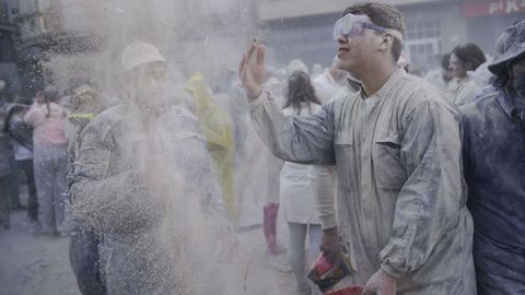 La harina inund la Praza Maior de Xinzo en el domingo fareleiro