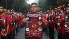 Manifestantes durante la marcha en Ciudad de M�xico en el aniversario de la desaparici�n de los 43 estudiantes desaparecidos en Ayotzinapa