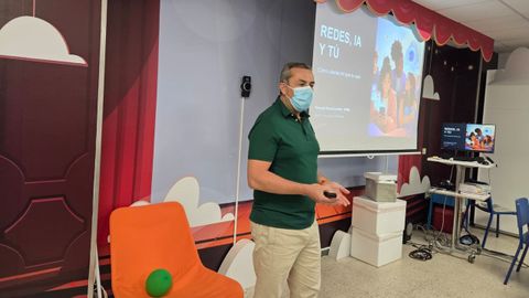 Fernando Su�rez imparte una charla sobre el uso sin riesgo de las redes sociales